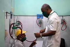 Bác sỹ khám cho người bệnh tại một bệnh viện ở La Habana, Cuba. (Ảnh: THX/TTXVN)