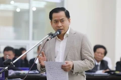 Bị cáo Phan Văn Anh Vũ (sinh năm 1975, Chủ tịch Hội đồng quản trị Công ty cổ phần Xây dựng 79, Công ty cổ phần Bắc Nam 79, Công ty TNHH I.V.C, Công ty cổ phần đầu tư Nhất Gia Phúc) tự bào chữa trước tòa. (Ảnh: Doãn Tấn/TTXVN)