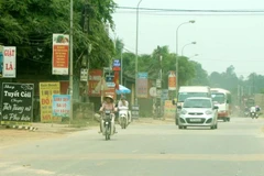 Giải tỏa vi phạm lấn chiếm hành lang, lòng đường dọc Quốc lộ 32