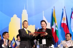 Chủ tịch Quốc hội Nguyễn Thị Kim Ngân nhận búa đảm nhận chức Chủ tịch AIPA 41 từ Thái Lan. (Ảnh: Trọng Đức/TTXVN)