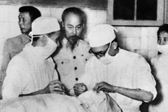 Chủ tịch Hồ Chí Minh thăm Viện Mắt Trung ương. (Ảnh: Tư liệu TTXVN)