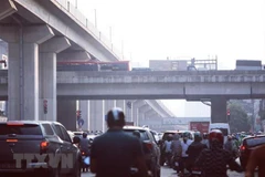 Mật độ các phương tiện tham gia giao thông lớn phát sinh bụi gây ô nhiễm không khí. (Ảnh: Thành Đạt/TTXVN)
