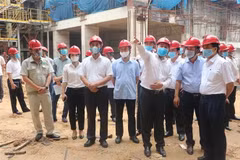 Chủ tịch UBND thành phố Hà Nội Nguyễn Đức Chung kiểm tra tiến độ thi công Dự án Nhà máy điện rác Sóc Sơn. (Ảnh: Mạnh Khánh/TTXVN)