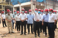 Chủ tịch UBND thành phố Hà Nội Nguyễn Đức Chung kiểm tra tiến độ thi công Dự án Nhà máy điện rác Sóc Sơn. (Ảnh: Mạnh Khánh/TTXVN)