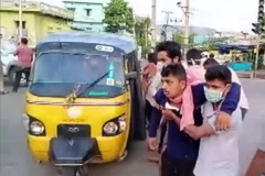 Nhiều người phải nhập viện sau khi có triệu chứng đau đầu, nôn mửa và khó thở. (Nguồn: ANI)