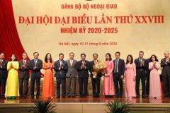 Phó Thủ tướng Chính phủ, Bí thư Ban Cán sự Đảng, Bộ trưởng Bộ Ngoại giao Phạm Bình Minh tặng hoa, chúc mừng Ban Chấp hành Đảng bộ Bộ Ngoại giao lần thứ XXVIII, nhiệm kỳ 2020-2025. (Ảnh: Văn Điệp/TTXVN)