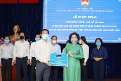 Đại diện Vinamilk trao tặng sản phẩm dinh dưỡng trị giá 1 tỷ đồng để hỗ trợ đội ngũ cán bộ y tế tuyến đầu chống dịch của TP.HCM. (Nguồn: Vinamilk)