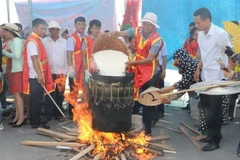 Phần thi nấu bánh giầy giữa 13 xã, phường trên địa bàn thành phố Sầm Sơn. (Ảnh: Hoa Mai/TTXVN)