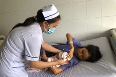 Chăm sóc sản phụ và em bé sau phẫu thuật. (Ảnh: TTXVN)