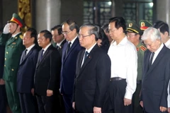 Đoàn Ban Chấp hành Trung ương Đảng do Ủy viên Bộ Chính trị, Thường trực Ban Bí thư Trần Quốc Vượng làm trưởng đoàn đến viếng đồng chí Trần Quốc Hương. (Ảnh: Thanh Vũ/TTXVN)
