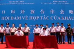 Hai bên ký kết Biên bản ghi nhớ. (Ảnh: Chu Hiệu/TTXVN)