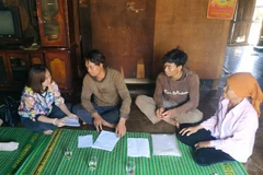 Người dân xã Ea Tul, huyện Cư M’gar, tỉnh Đắk Lắk phản ánh vụ việc với phóng viên. (Ảnh: Tuấn Anh/TTXVN)