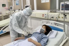 Các bác sỹ Bệnh viện Bệnh nhiệt đới Trung ương cơ sở 2 điều trị bệnh nhân nhiễm COVID-19. (Ảnh: TTXVN)