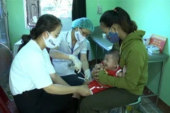 Tiêm chủng cho trẻ trong độ tuổi để phòng bệnh bạch hầu. (Ảnh: Hồ Cầu/TTXVN)