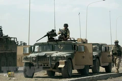 Binh sỹ Mỹ tuần tra tại tuyến đường dẫn tới căn cứ quân sự al-Taji ở phía Bắc thủ đô Baghdad, Iraq. (Ảnh: AFP/TTXVN)