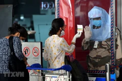 Nhân viên an ninh đeo khẩu trang và mặt nạ bảo hộ phòng lây nhiễm COVID-19 tại sân bay quốc tế Indira Gandhi ở New Delhi, Ấn Độ ngày 25/5. (Ảnh: THX/TTXVN)