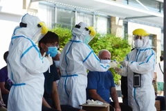 Việc lấy mẫu xét nghiệm cho người nước ngoài được thực hiện bằng hai phương pháp là huyết thanh học (ELISA) và RT-PCR. (Ảnh: Văn Dũng/TTXVN)