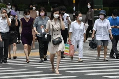 Người dân đeo khẩu trang phòng lây nhiễm COVID-19 tại Seoul, Hàn Quốc, ngày 23/6/2020. (Ảnh: AFP/TTXVN)
