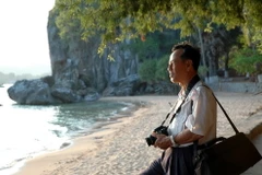 Nhà báo Trương Thanh Nhã (nguyên phóng viên Thông tấn xã Giải phóng), nguyên Tổng Biên tập, nguyên Chủ tịch Hội Nhà báo tỉnh Kiên Giang trong một chuyến sáng tác ảnh. (Ảnh: TTXVN)