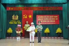 Thiếu tướng Lê Tấn Tới, Thứ trưởng Bộ Công an trao quyết định cho Đại tá Phan Thanh Tám. (Ảnh: CTV)