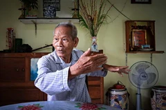 Nhà báo Huỳnh Văn Hoài kể lại việc tìm vị trí đặt tượng đài Bác Hồ tại bến Ninh Kiều (ảnh chụp năm 2018 lúc ông còn khỏe mạnh, hiện nay ông bệnh nặng, không giao tiếp được). (Ảnh: TTXVN)