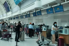 Công dân Việt Nam làm thủ tục lên máy bay tại Sân bay quốc tế Toronto. (Ảnh: Vũ Quang Thịnh/TTXVN)