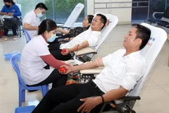 Đoàn viên thanh niên các đơn vị hiến máu tình nguyện tại ngày hội. (Ảnh: Trần Lê Lâm/TTXVN)