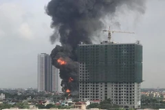 [Video] Cháy lớn chưa rõ nguyên nhân tại khu vực gần cầu Đông Trù