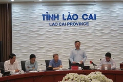 Ông Hoàng Chí Hiền, người phát ngôn UBND tỉnh Lào Cai, cung cấp thông tin cho báo chí về công tác phòng chống dịch COVID-19. (Ảnh: Lục Hương Thu/TTXVN)