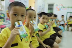 Giờ uống sữa tại các trường mầm non ở Đà Nẵng trong ngày nhập học đầu tiên sau giãn cách. (Nguồn: Vietnam+)