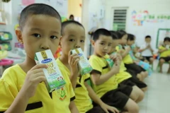 Giờ uống sữa tại các trường mầm non ở Đà Nẵng trong ngày nhập học đầu tiên sau giãn cách. (Nguồn: Vietnam+)
