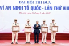Thủ tướng Nguyễn Xuân Phúc, Chủ tịch Hội đồng Thi đua-Khen thưởng Trung ương trao tặng Danh hiệu Chiến sỹ thi đua toàn quốc cho các cá nhân. (Ảnh: Thống Nhất/TTXVN)