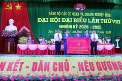 Lãnh đạo Tỉnh ủy Sóc Trăng tặng bức trướng chúc mừng Đại hội đại biểu Đảng bộ các Cơ quan và Doanh nghiệp tỉnh Sóc Trăng lần thứ VIII. (Ảnh: Trung Hiếu/TTXVN)