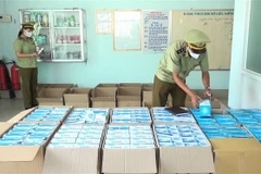 Lực lượng Quản lý thị trường Đội quản lý thị trường số 2 kiểm đếm số hàng hóa vừa bắt giữ. (Ảnh: Công Mạo/TTXVN)