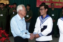 Cựu chiến binh, Đại tá Đinh Văn Huệ dặn dò các thanh niên lên đường tòng quân năm 2020. (Ảnh: Xuân Khu/TTXVN)