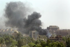 Khói bốc lên sau một vụ tấn công ở vùng Xanh của thủ đô Baghdad, Iraq. (Ảnh: AFP/TTXVN)
