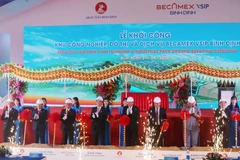 Phó Thủ tường Thường trực Trương Hòa Bình và các đại biểu động thổ khởi công Khu công nghiệp, đô thu và dịch vụ Becamex VSIP Bình Định. (Ảnh: Phạm Kha/TTXVN)