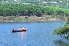 Các lực lượng chức năng nỗ lực tìm kiếm các nạn nhân. (Ảnh: TTXVN)