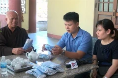 Chùa Bảo Tịnh ở Phú Yên quyên góp khẩu trang để phát cho phật tử và làm từ thiện. (Ảnh: Xuân Triệu/TTXVN)