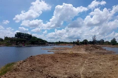 Hành lang hồ chứa nước Suối Đá, thôn Tân Trung, xã Châu Pha, thị xã Phú mỹ bị phía Công ty TNHH Thương mại Dịch vụ và Du lịch Marina Châu Pha đào bới, xây dựng nham nhở. (Ảnh: Hoàng Nhị/ TTXVN)