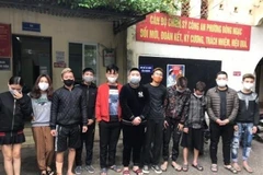 Các đối tượng sử dụng ma túy bị tạm giữ tại cơ quan công an. (Ảnh: TTXVN)