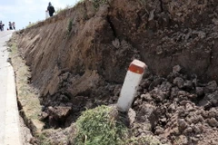 Đoạn đê biển Tây bị sụp lún nghiêm trọng. (Ảnh: Huỳnh Thế Anh/TTXVN)