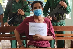 Đối tượng Sổn Thim cùng tạng vật. (Ảnh: Nguyễn Cường/TTXVN)