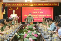 Trung tướng Lương Tam Quang, Thứ trưởng Bộ Công an trả lời các câu hỏi của phóng viên. (Ảnh: Doãn Tấn/TTXVN)