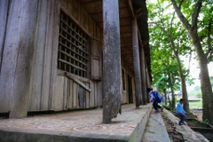 Phòng học tạm bị xuống cấp nghiêm trọng của các em học sinh điểm trường cũ Huồi Xá, Tiểu học Mai Sơn. (Ảnh: Bích Huệ/TTXVN)