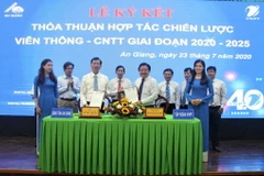 UBND tỉnh An Giang và VNPT ký kết thỏa thuận hợp tác chiến lược viễn thông-công nghệ thông tin giai đoạn 2020-2025. (Ảnh: Thanh Sang/TTXVN)