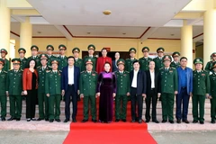 Chủ tịch Quốc hội Nguyễn Thị Kim Ngân cùng Đoàn công tác chụp ảnh chung với cán bộ, sỹ quan chỉ huy của Bộ Chỉ huy quân sự tỉnh Đắk Lắk. (Ảnh: Trọng Đức/TTXVN)