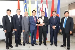 Các đại sứ ASEAN chụp ảnh lưu niệm. (Ảnh: Phi Hùng/TTXVN)