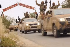 Các tay súng IS tại khu vực Tadmur, Syria. (Ảnh: AFP/TTXVN)