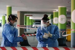 Nhân viên y tế làm việc tại một trạm xét nghiệm COVID-19 lưu động ở Centurion, Nam Phi, ngày 9/4/2020. (Ảnh: AFP/TTXVN)